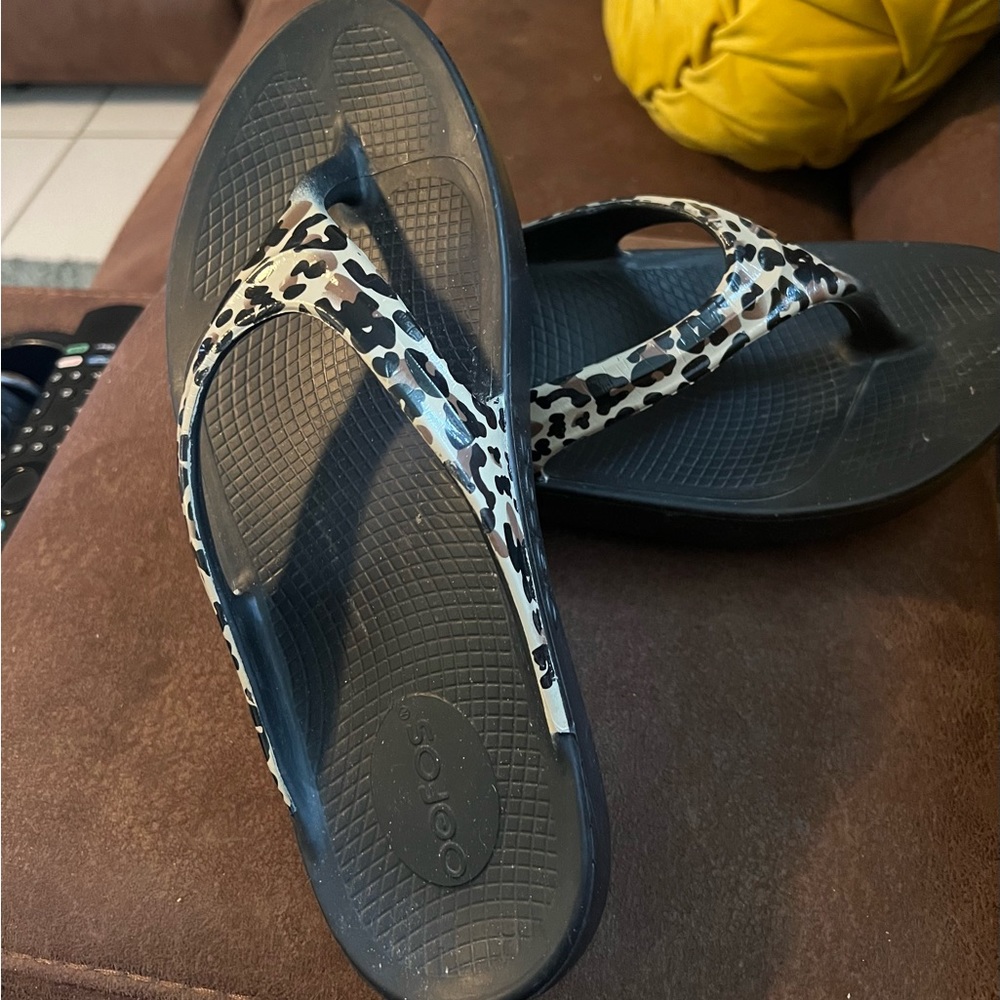 Oofos leopard print sandals